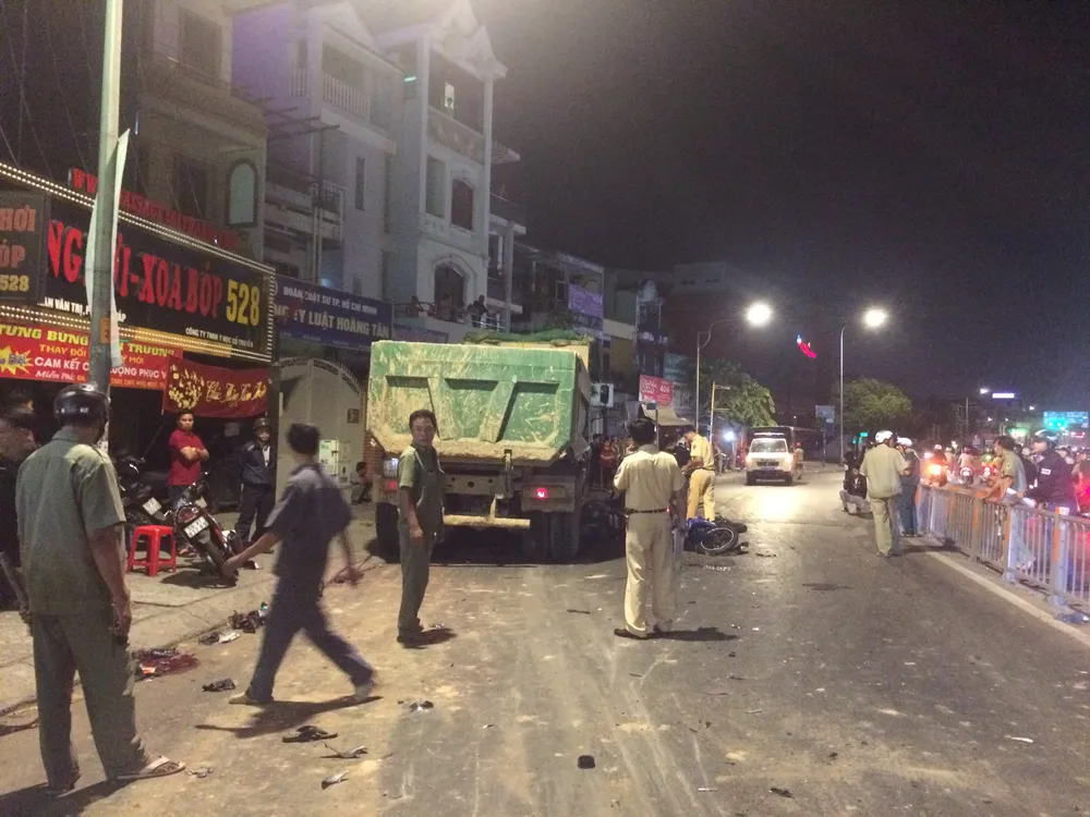 Xe ben húc văng dải phân cách cuốn nhiều xe máy vào gầm, nhiều người nguy kịch ảnh 6