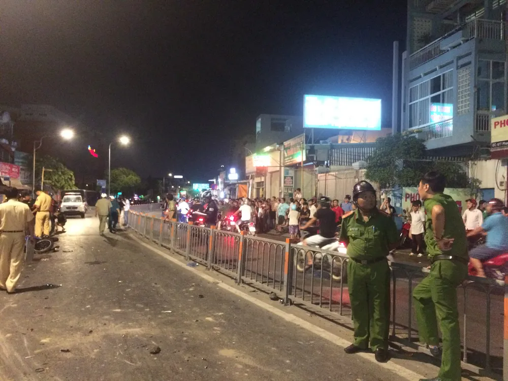 Xe ben húc văng dải phân cách cuốn nhiều xe máy vào gầm, nhiều người nguy kịch ảnh 7