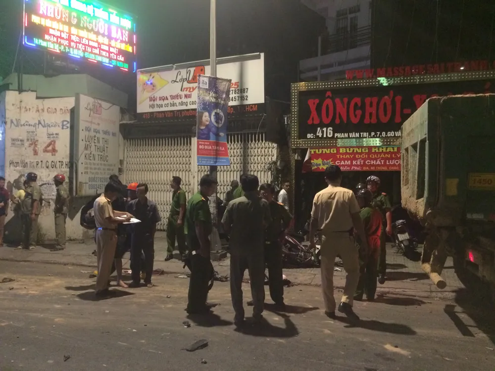 Xe ben húc văng dải phân cách cuốn nhiều xe máy vào gầm, nhiều người nguy kịch ảnh 1