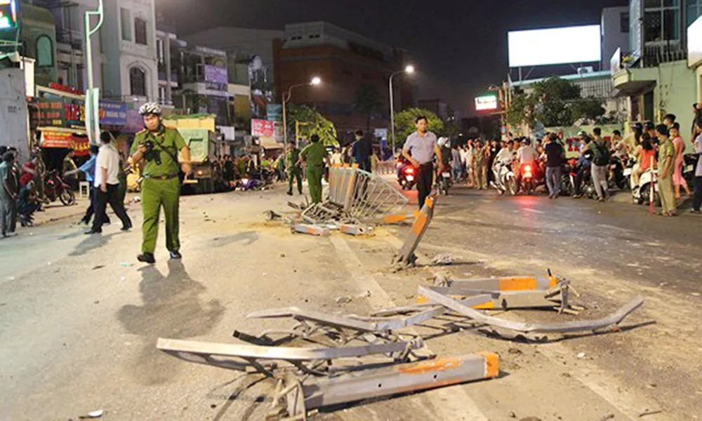 Xe ben húc văng dải phân cách cuốn nhiều xe máy vào gầm, nhiều người nguy kịch ảnh 2