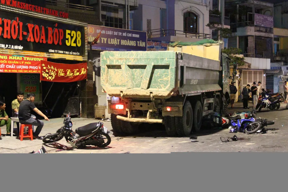 Tài xế xe ben “điên” tông nhiều xe máy khai gì?  ảnh 2