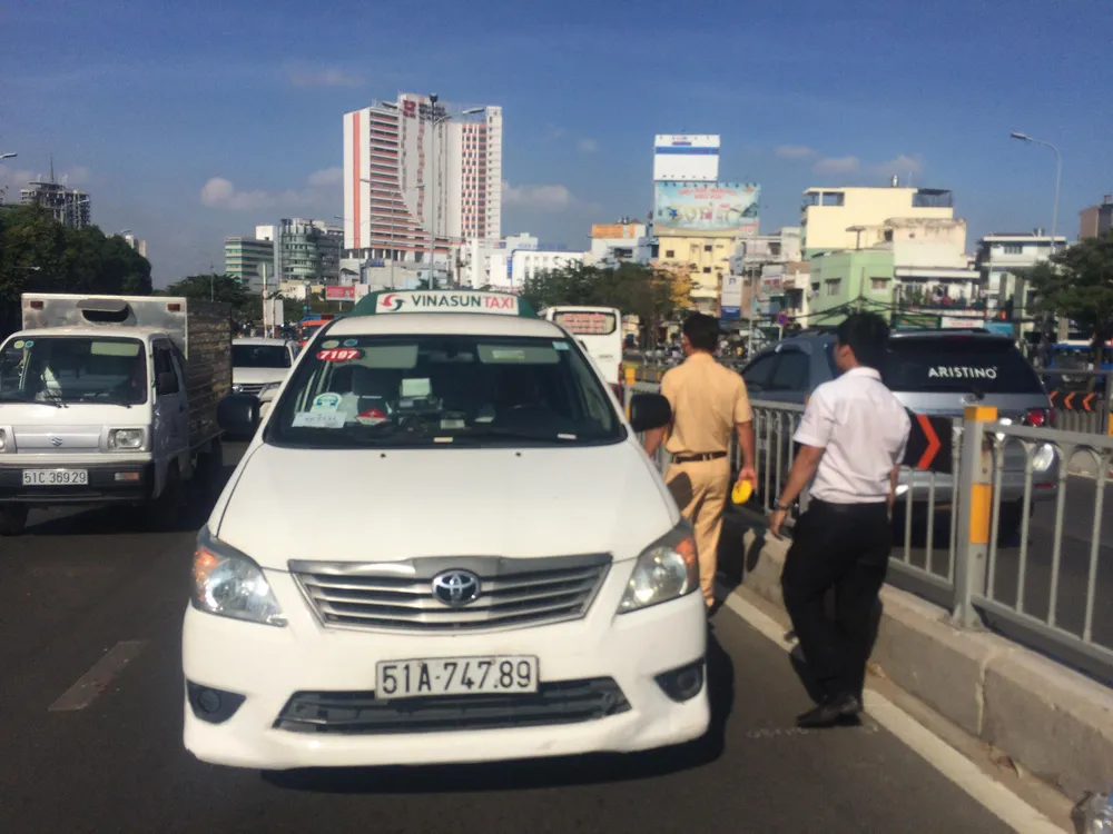 Va chạm giữa 3 xe ô tô trên cầu vượt Hàng Xanh, 3 người trong gia đình hoảng loạn   ảnh 1