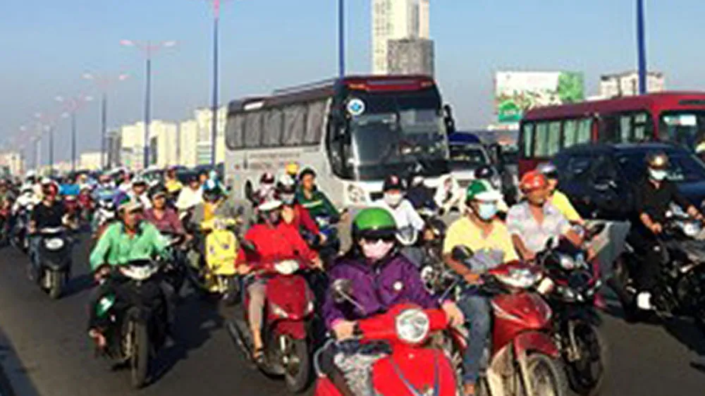 Va chạm 2 xe tải giữa cầu Sài Gòn, tài xế bị thương nguy kịch kẹt trong cabin kêu cứu ảnh 2