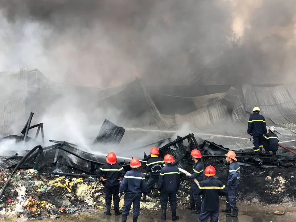 VIDEO: Cháy cơ sở sản xuất nệm mút ở huyện Bình Chánh, nhiều người mắc kẹt kêu cứu ảnh 3