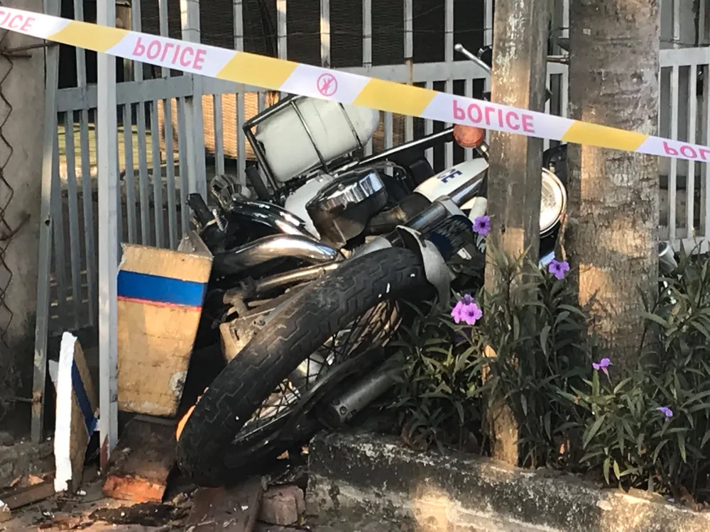 Truy đuổi ô tô vi phạm, 2 chiến sĩ CSGT bị tông nhập viện ảnh 2