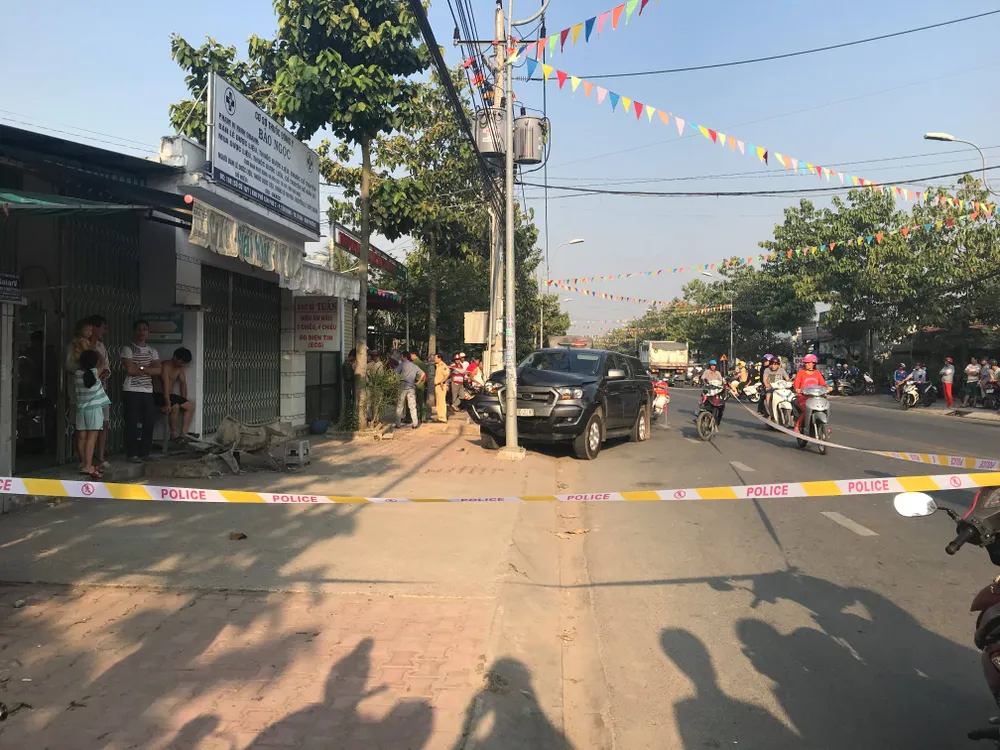 Truy đuổi ô tô vi phạm, 2 chiến sĩ CSGT bị tông nhập viện ảnh 3