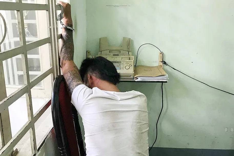 Một trong 2 đối tượng tại công an. Ảnh: ĐAN NGUYÊN