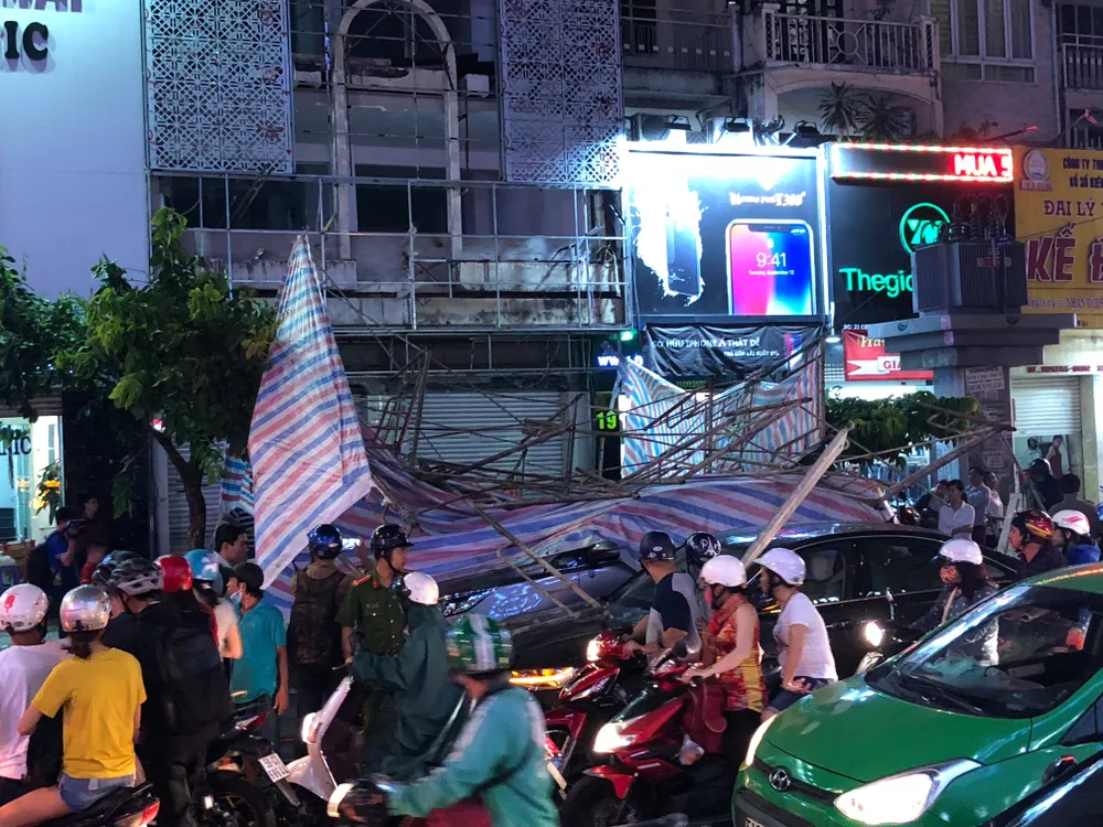 Giàn giáo đổ sập đè 2 ô tô giữa trung tâm TPHCM, nhiều người thoát chết ảnh 4