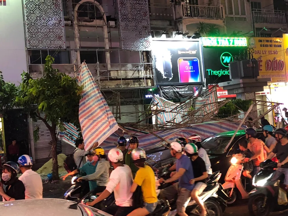 Giàn giáo đổ sập đè 2 ô tô giữa trung tâm TPHCM, nhiều người thoát chết ảnh 5