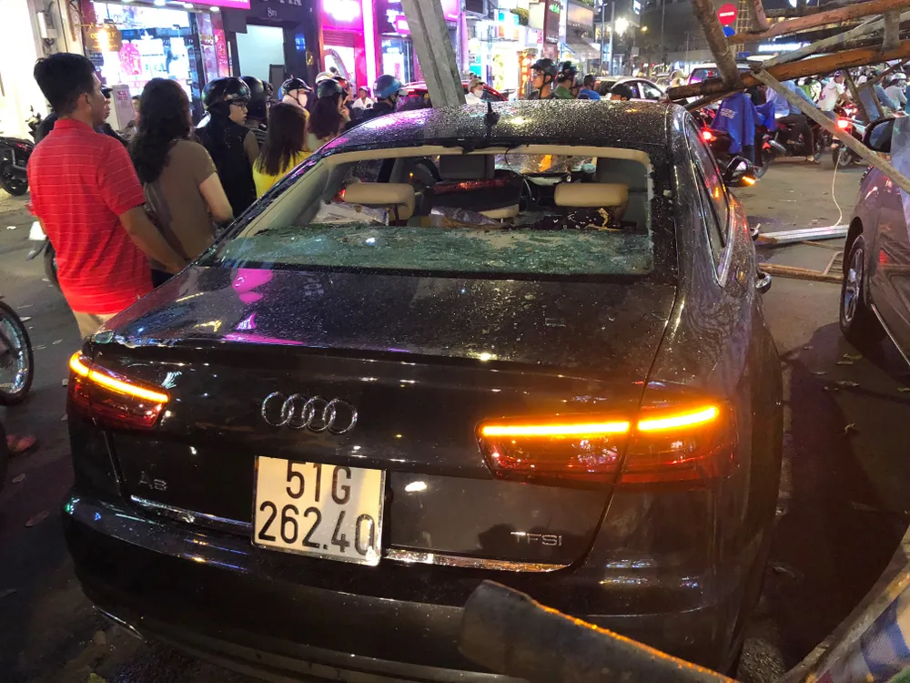 Giàn giáo đổ sập đè 2 ô tô giữa trung tâm TPHCM, nhiều người thoát chết ảnh 6