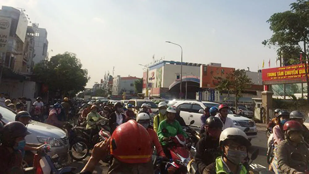 Cháy tiệm tân trang xe máy ở Gò Vấp, nhiều người mắc kẹt hoảng hốt cầu cứu ảnh 2