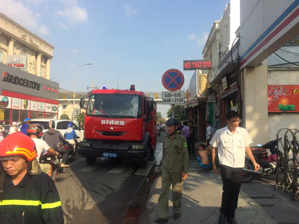 Cháy tiệm tân trang xe máy ở Gò Vấp, nhiều người mắc kẹt hoảng hốt cầu cứu ảnh 3