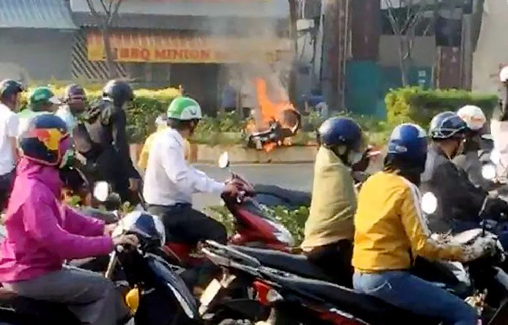Xe máy bốc cháy trên đại lộ Phạm Văn Đồng ảnh 1