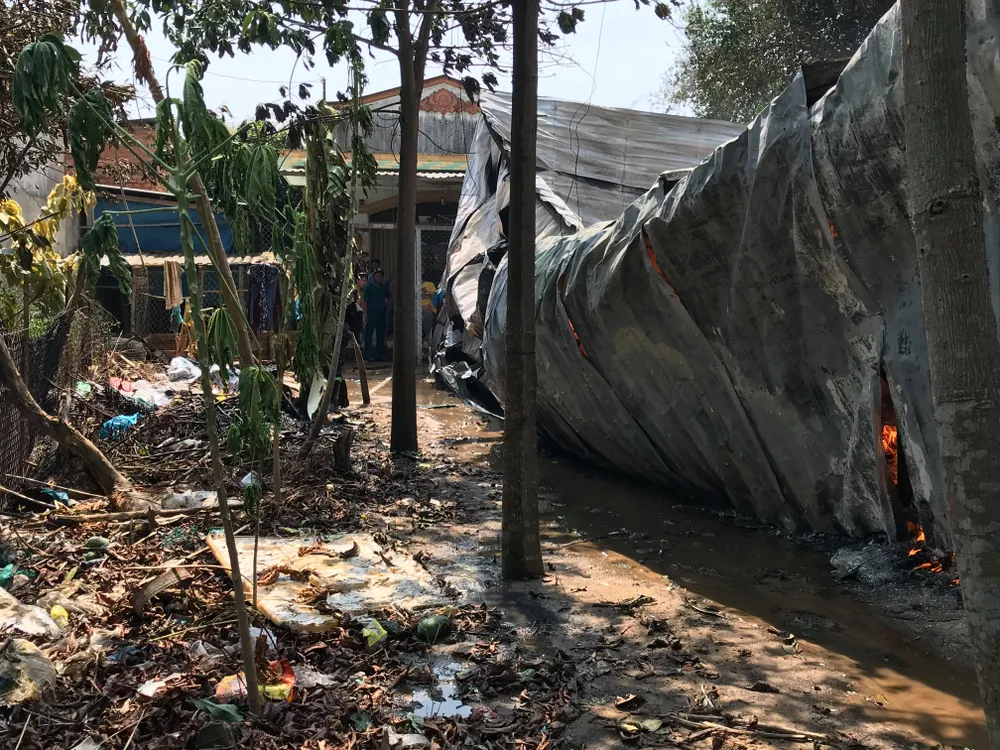 Cháy nổ ở xưởng phế phế liệu trong khu dân cư, khói bốc cao hàng trăm mét ảnh 3