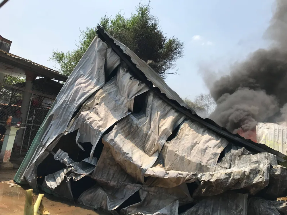 Cháy nổ ở xưởng phế phế liệu trong khu dân cư, khói bốc cao hàng trăm mét ảnh 2