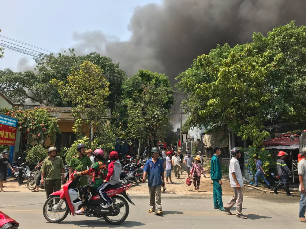 Cháy nổ ở xưởng phế phế liệu trong khu dân cư, khói bốc cao hàng trăm mét ảnh 1