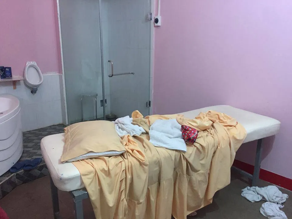 Kiểm tra cơ sở massage vùng ven phát hiện 2 nữ nhân viên kích dục cho khách ảnh 2