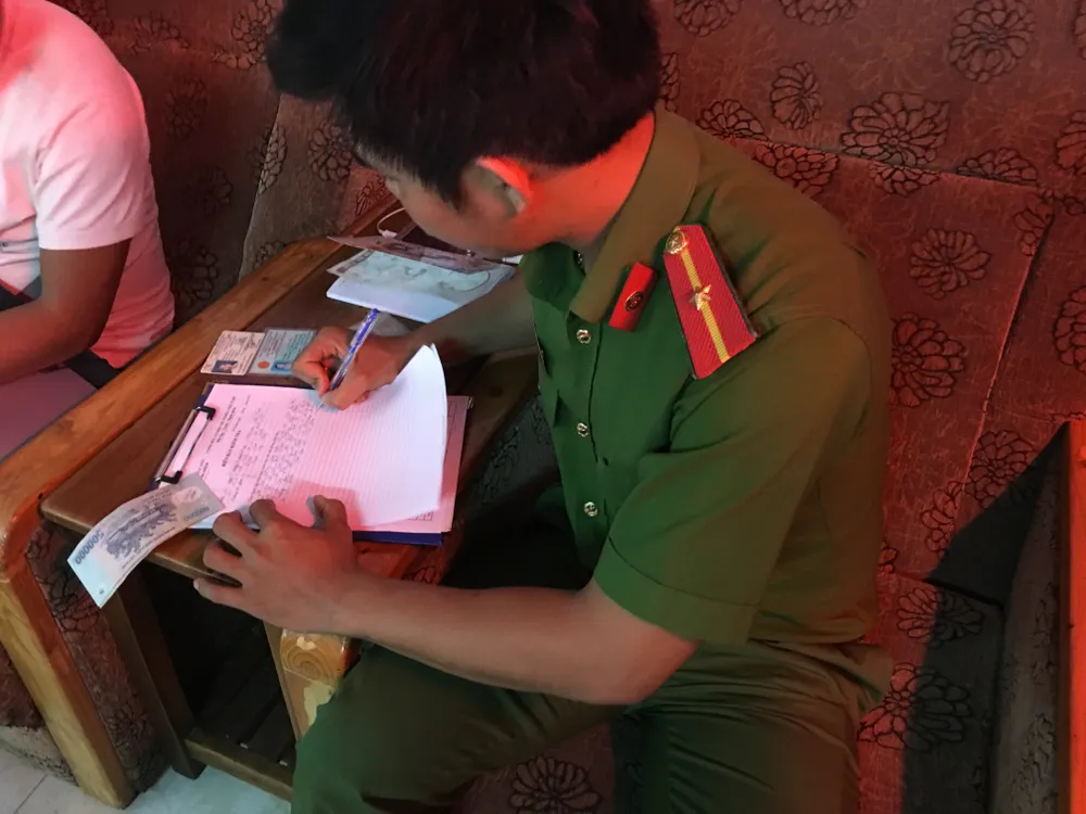 Kiểm tra cơ sở massage vùng ven phát hiện 2 nữ nhân viên kích dục cho khách ảnh 3