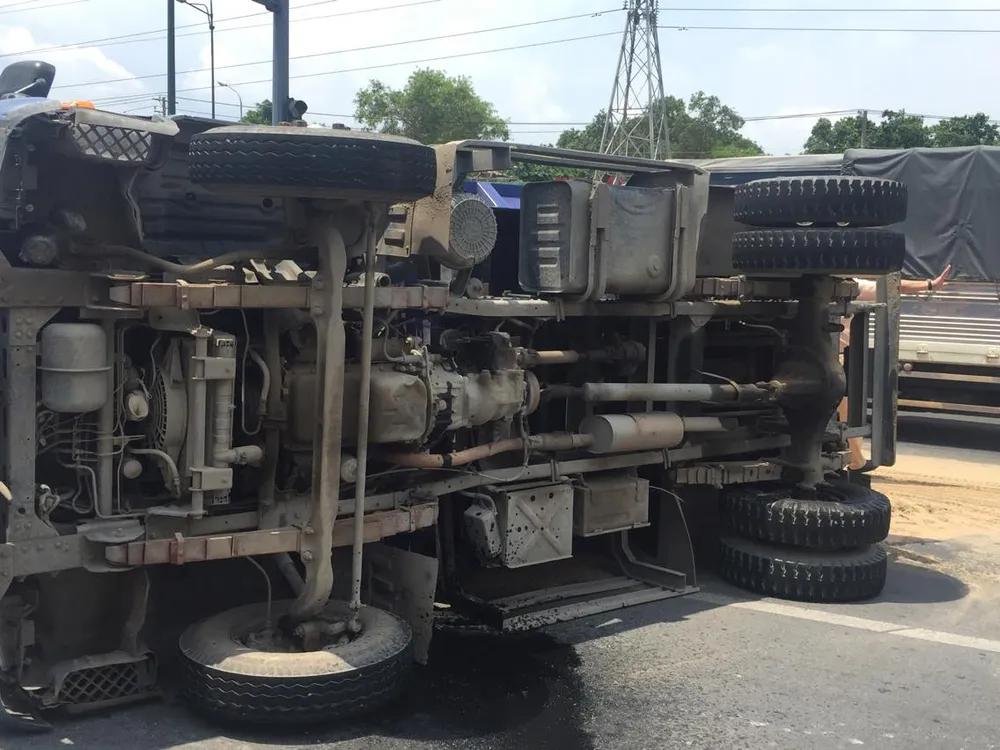 Xe tải chở vật liệu tông 2 xe ô tô trên đường Phạm Văn Đồng ảnh 1