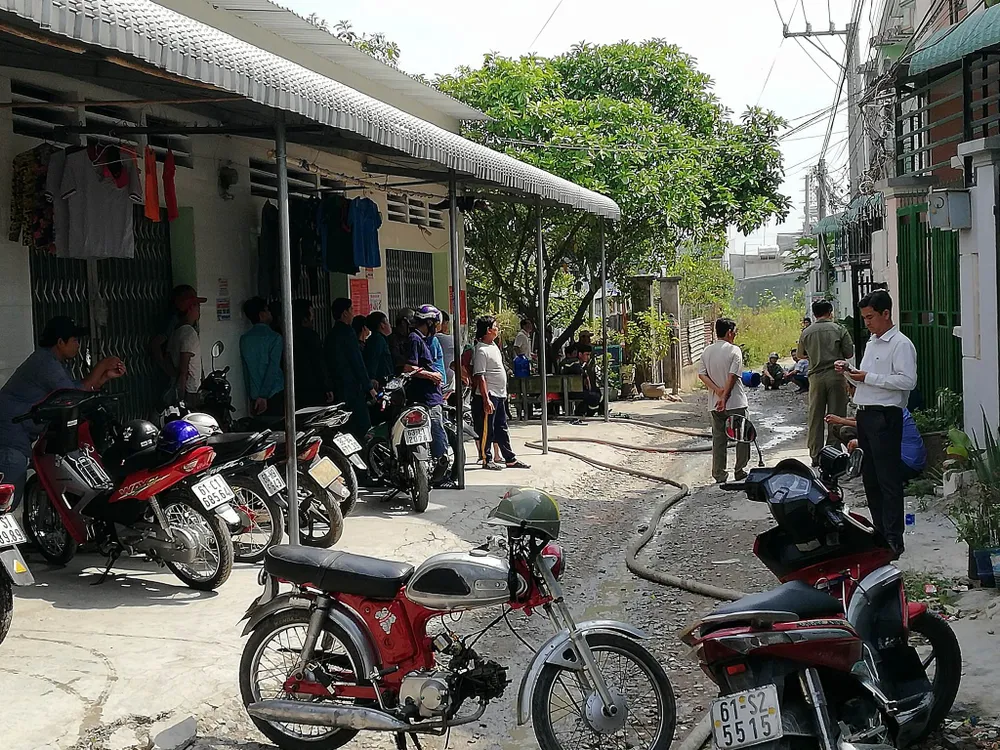 Giải cứu người đàn ông ôm bình gas đòi đốt nhà mẹ vợ ảnh 1