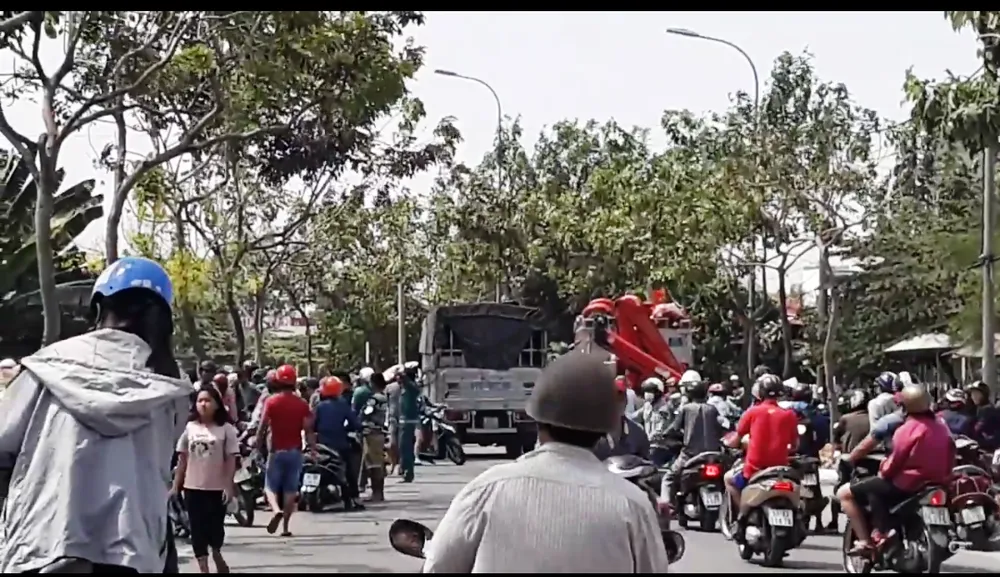  Dùng xe chữa cháy khống chế nam thanh niên nghi ngáo đá trèo lên nóc nhà dân ảnh 1