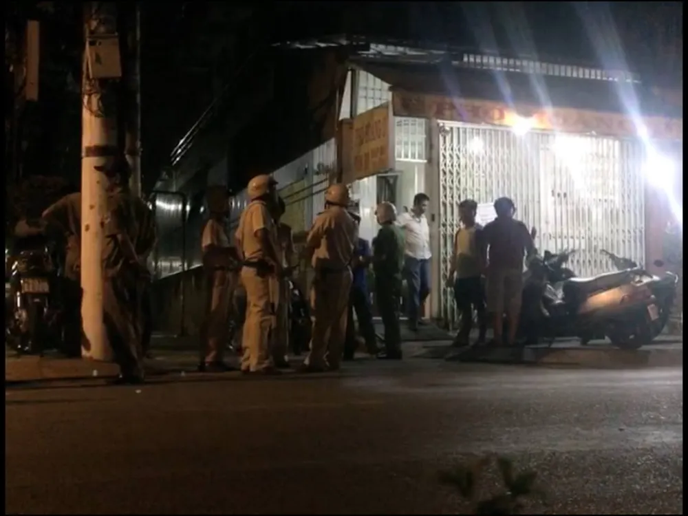 Công an khám nghiệm hiện trường. Ảnh: CHÍ THẠCH