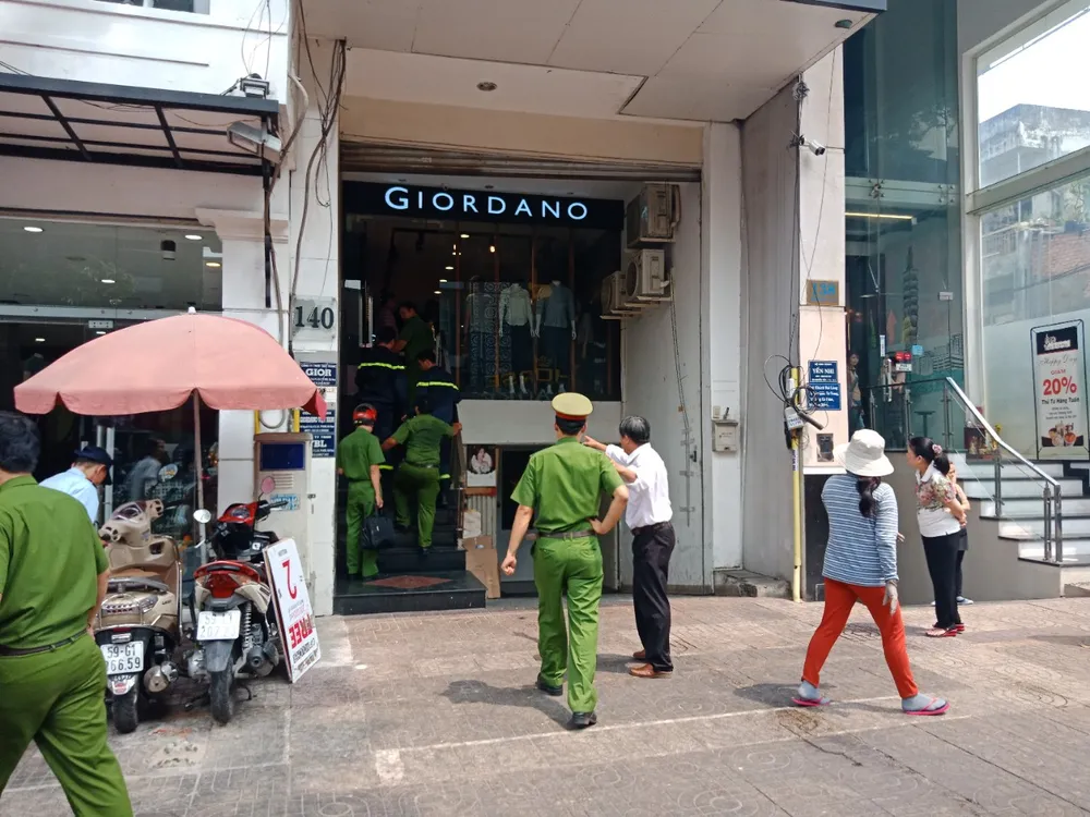 VIDEO: Giải cứu nam thanh niên bị kẹp cổ trong tháng máy ảnh 1