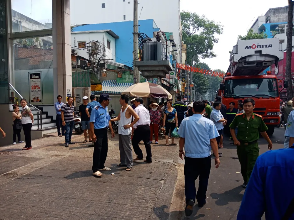 VIDEO: Giải cứu nam thanh niên bị kẹp cổ trong tháng máy ảnh 2