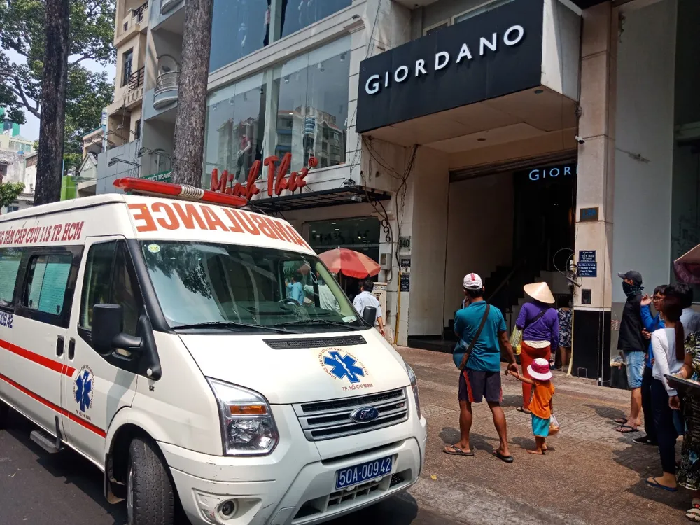 VIDEO: Giải cứu nam thanh niên bị kẹp cổ trong tháng máy ảnh 3