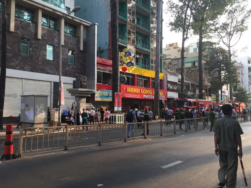 Giải cứu hàng chục người mắc kẹt trong khách sạn bốc cháy ở TPHCM ảnh 1