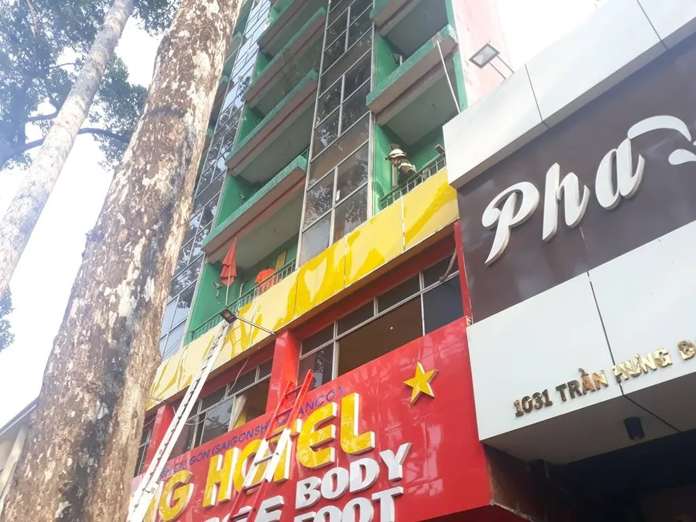 Giải cứu hàng chục người mắc kẹt trong khách sạn bốc cháy ở TPHCM ảnh 4