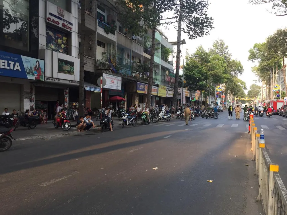 Giải cứu hàng chục người mắc kẹt trong khách sạn bốc cháy ở TPHCM ảnh 6