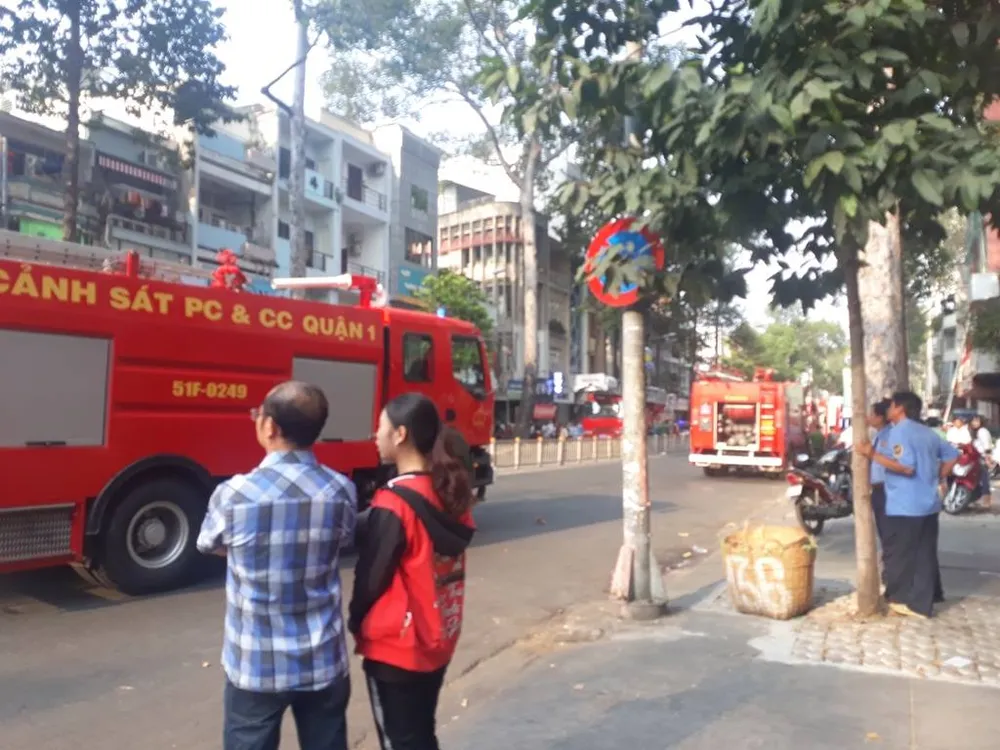 Giải cứu hàng chục người mắc kẹt trong khách sạn bốc cháy ở TPHCM ảnh 5