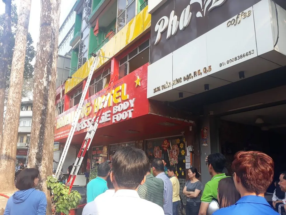 Giải cứu hàng chục người mắc kẹt trong khách sạn bốc cháy ở TPHCM ảnh 7