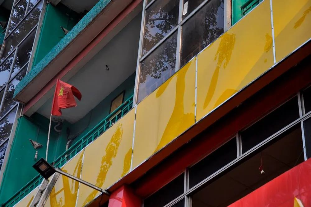 Giải cứu hàng chục người mắc kẹt trong khách sạn bốc cháy ở TPHCM ảnh 2