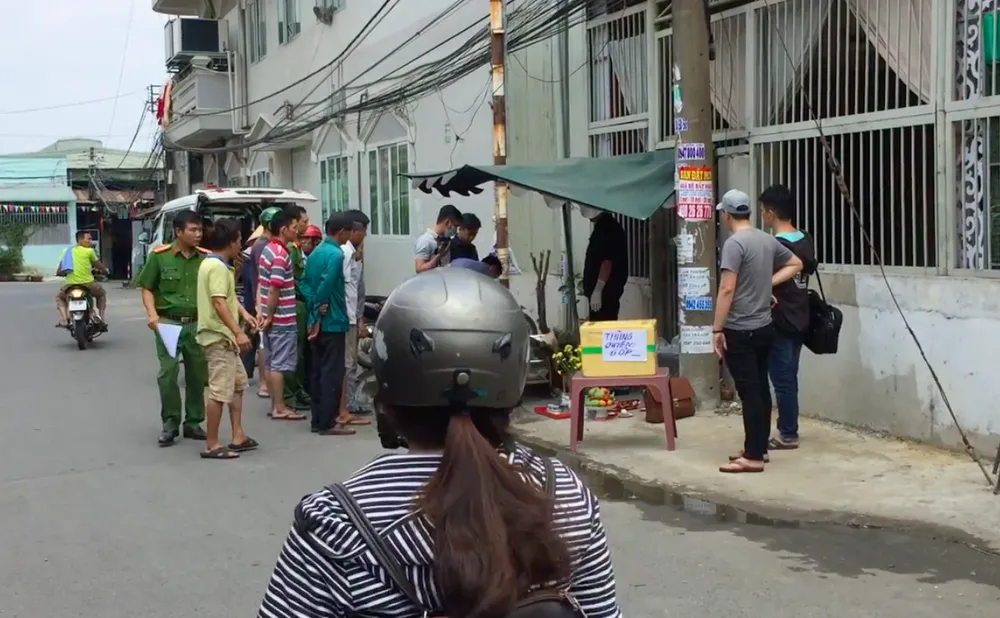 Phát hiện người đàn ông tử vong bất thường bên đường ảnh 1