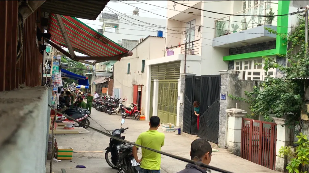 Kiểm tra hiện trường vụ 5 người trong một gia đình bị sát hại ảnh 2