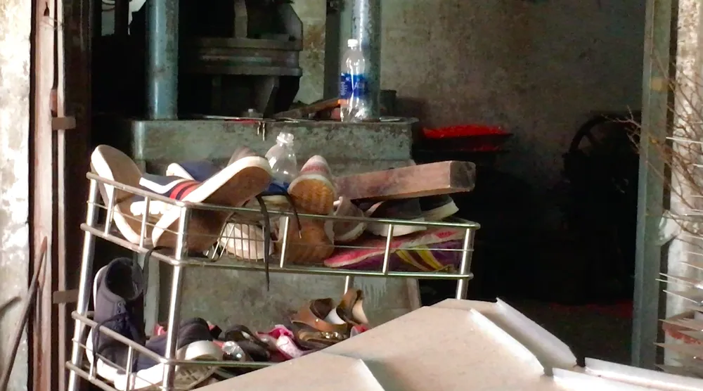 Kiểm tra hiện trường vụ 5 người trong một gia đình bị sát hại ảnh 7