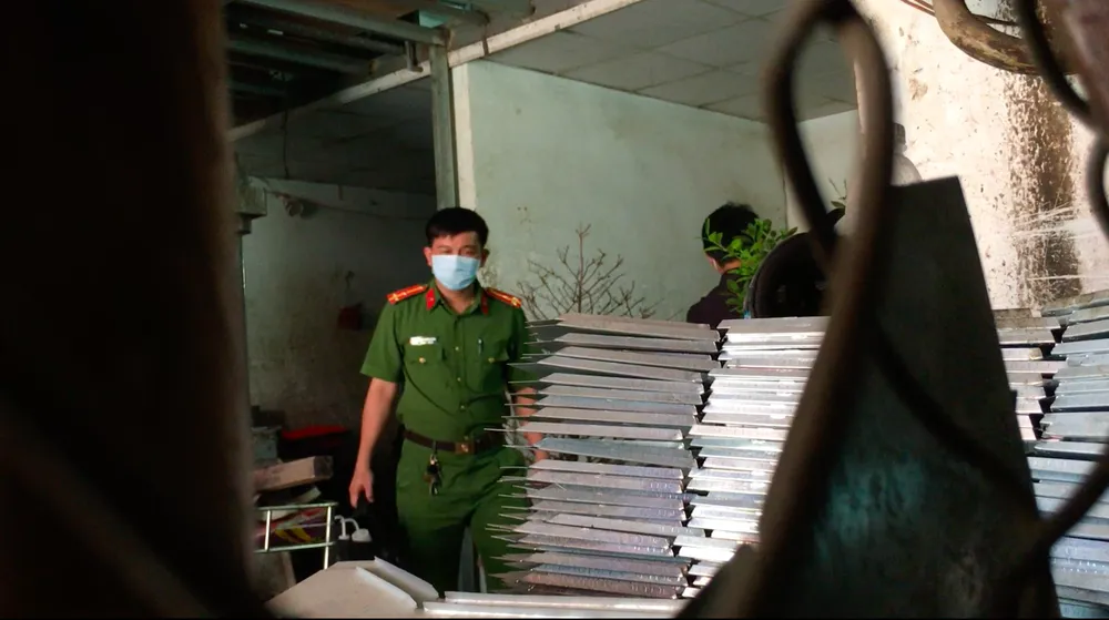 Kiểm tra hiện trường vụ 5 người trong một gia đình bị sát hại ảnh 8