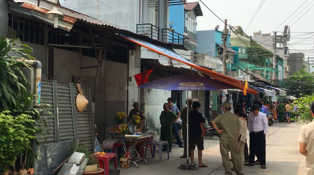 Kiểm tra hiện trường vụ 5 người trong một gia đình bị sát hại ảnh 1