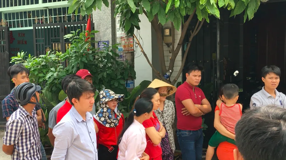 Kiểm tra hiện trường vụ 5 người trong một gia đình bị sát hại ảnh 3