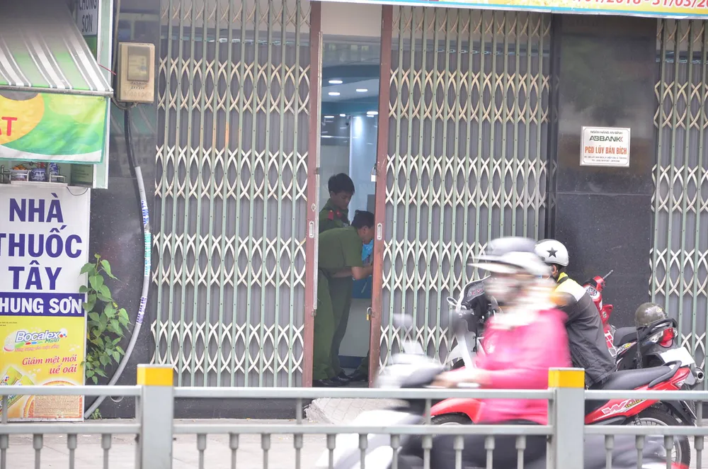 Điều tra vụ hai thanh niên nghi dùng súng cướp ngân hàng tại TPHCM ảnh 2
