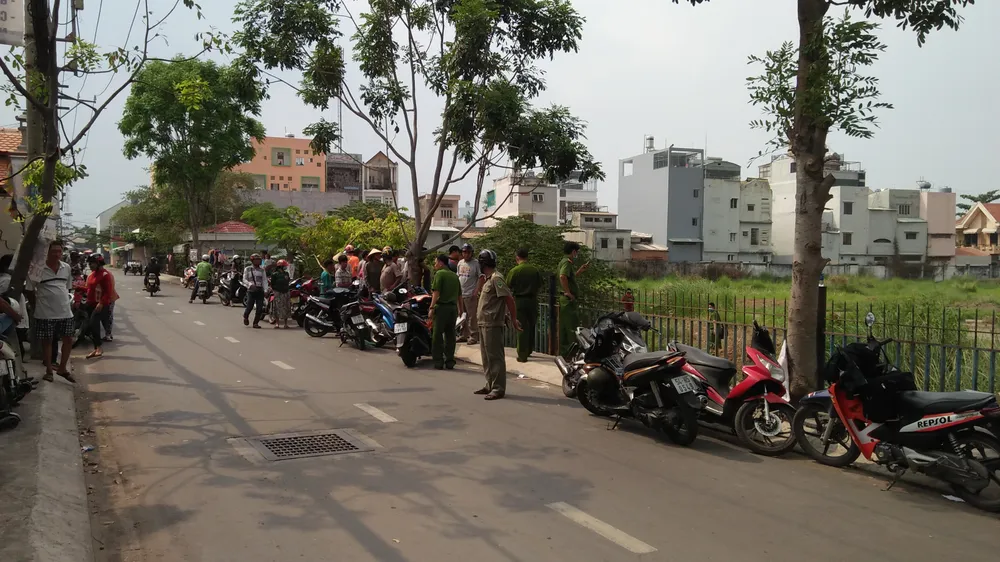 Tan học về, nhóm học sinh phát hiện thi thể trẻ sơ sinh tại bãi đất trống ảnh 1