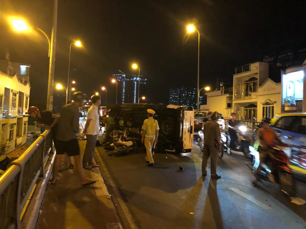 Người đàn ông bị ô tô húc văng khỏi cầu, tử vong  ảnh 1