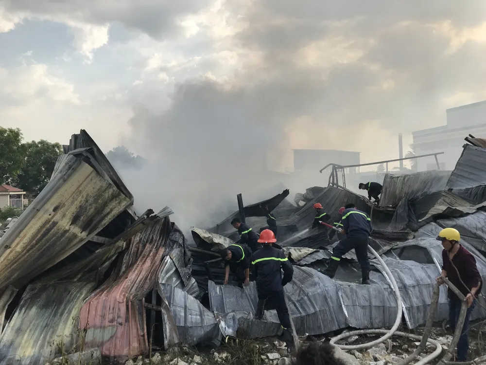 Kho phế liệu gần nhà dân bị cháy rụi ảnh 4