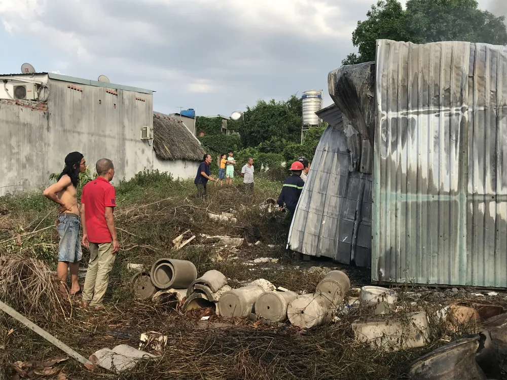 Kho phế liệu gần nhà dân bị cháy rụi ảnh 2