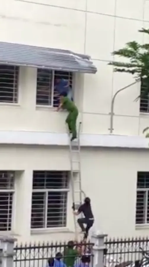 Nhận kết quả thi thấp, nam sinh viên nhảy lầu tự tử ngay tại trường ảnh 1