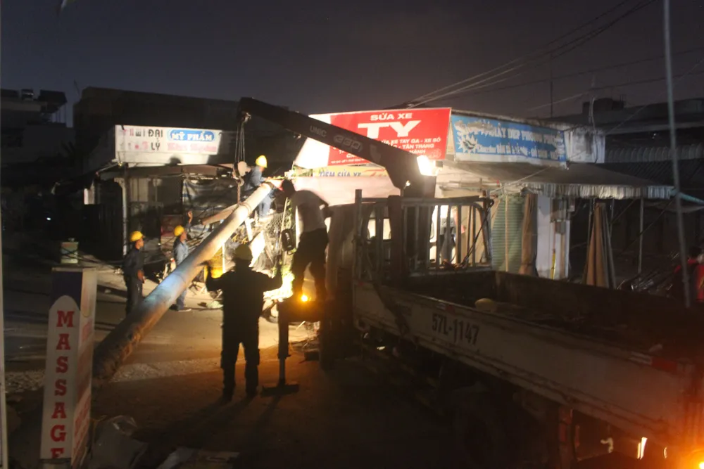 Trụ điện gãy đè tiệm sửa xe, nhiều người thoát chết ở quận 9 ảnh 6