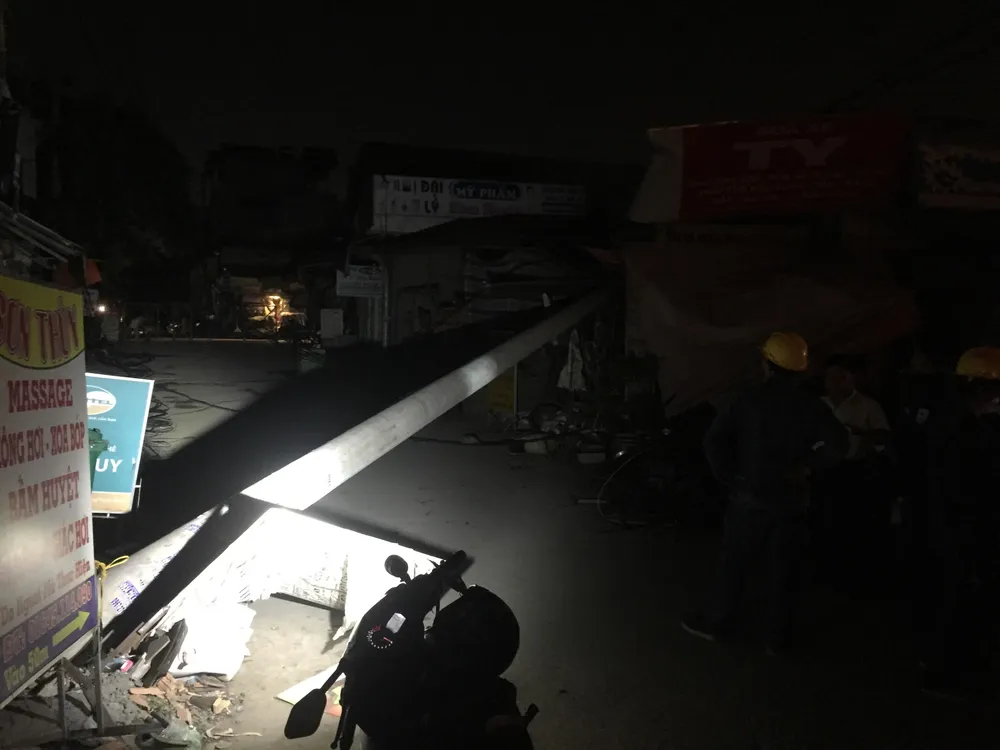 Trụ điện gãy đè tiệm sửa xe, nhiều người thoát chết ở quận 9 ảnh 4