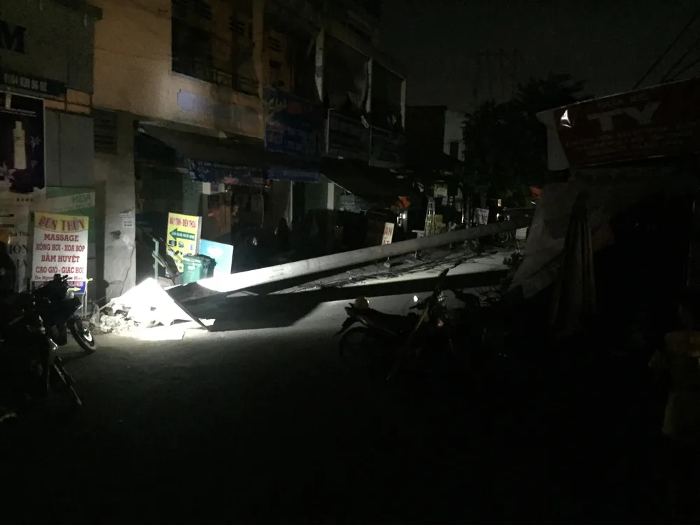 Trụ điện gãy đè tiệm sửa xe, nhiều người thoát chết ở quận 9 ảnh 5